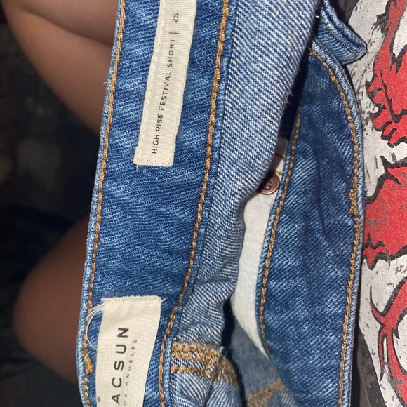 Cute Pacsun ripped Jean shorts- Sz25 - Picture 3 of 3